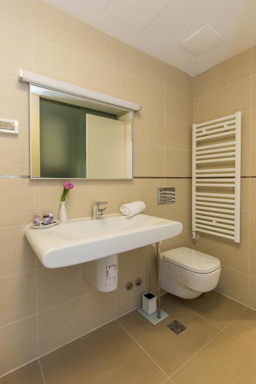 Apartma Nav *